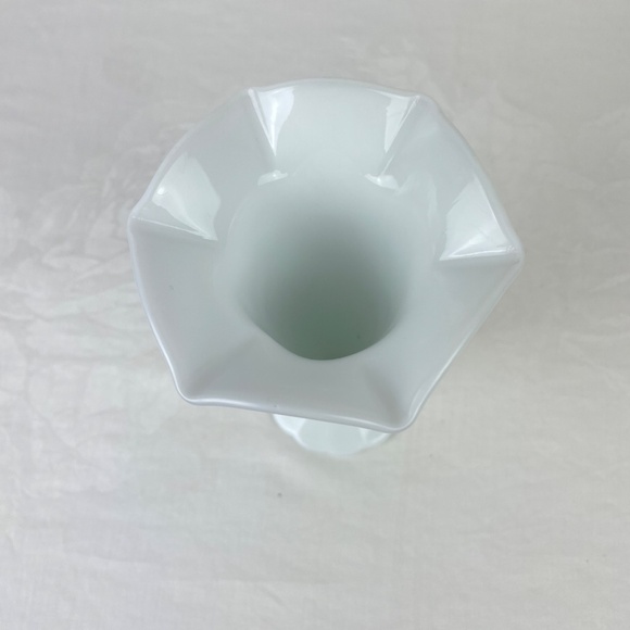 Vintage Milk Glass Bud Vase Pressed Glass Trumpet Scallop Top - Picture 2 of 9